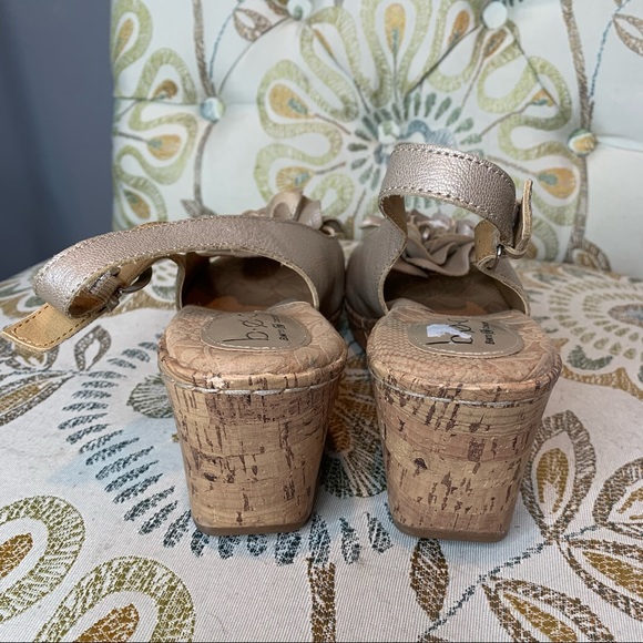 BOC Gold Leather Flower Platform Wedge Size 9 - Picture 3 of 4